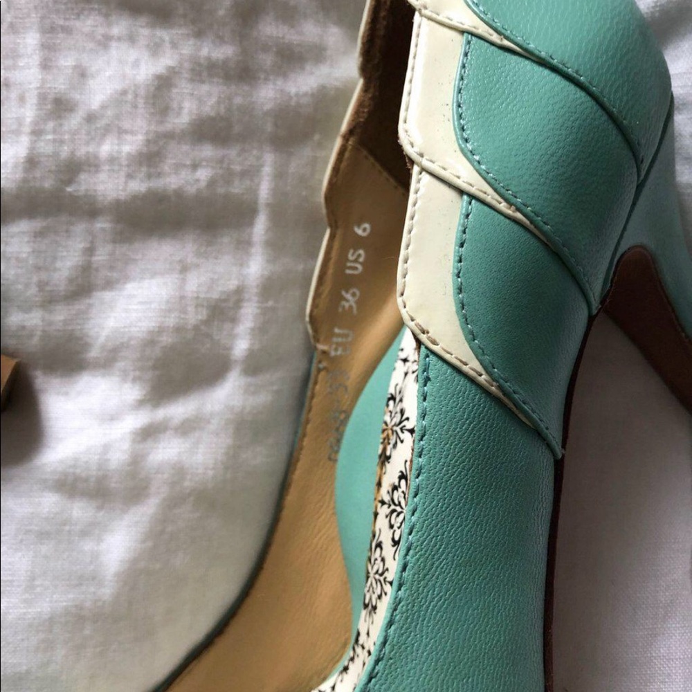 Hey Lady Scalloped Seafoam Green Heels Size 6 - Picture 2 of 3